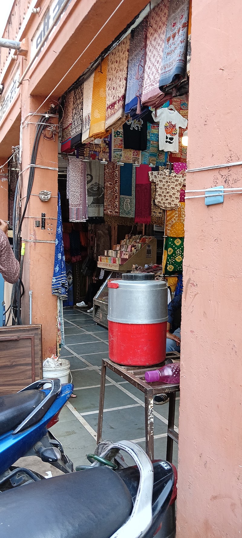 Bapu bazar Jaipur - Bapu bazar Jaipur WR8F+H89, Bapu Bazaar, Bapu Bazar, Biseswarji, Jaipur, Jaipur Nagar Nigam Area, Rajasthan 302003, India