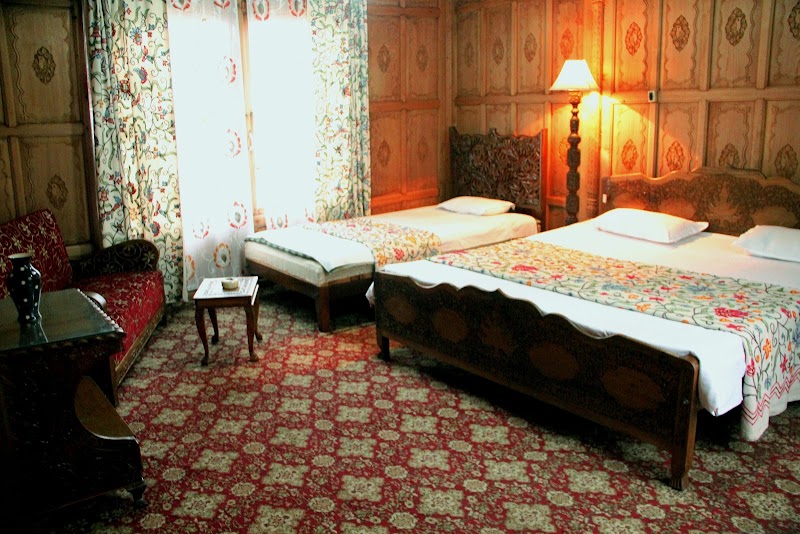Floating Heaven Best Houseboat In Srinagar - Floating Heaven Best Houseboat In Srinagar Nigeen Lake, ghat no.2 opp., Ashai Bagh Bridge hazratbal road, Nagin Bagh, Srinagar, 190006