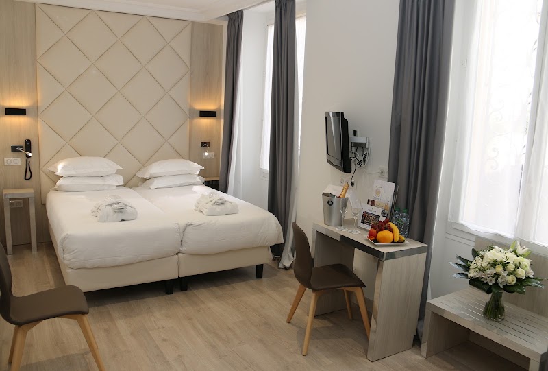 Golden Tulip Hotel Cannes - Hotel De Paris - Golden Tulip Hotel Cannes - Hotel De Paris 34 Bd d'Alsace, 06400 Cannes, France