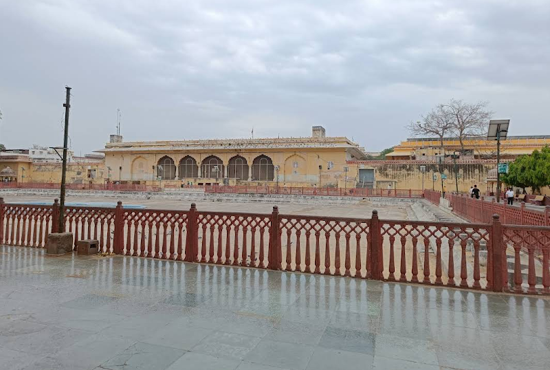 THIKANA MANDIR SRI GOVINDDEVJI , JAIPUR - THIKANA MANDIR SRI GOVINDDEVJI , JAIPUR, Jai Niwas Garden, Jalebi Chowk, 36, near THIKANA MANDIR SHRI GOVINDDEVJI MAHARAJ, opposite old Hindu Prakash band, Kamal Gatta Colony, J.D.A. Market, Brahampuri, Jaipur, Jaipur Nagar Nigam Area, Rajasthan 302002, India