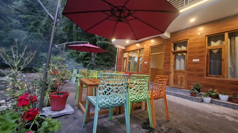 Red house cafe & inn jibhi