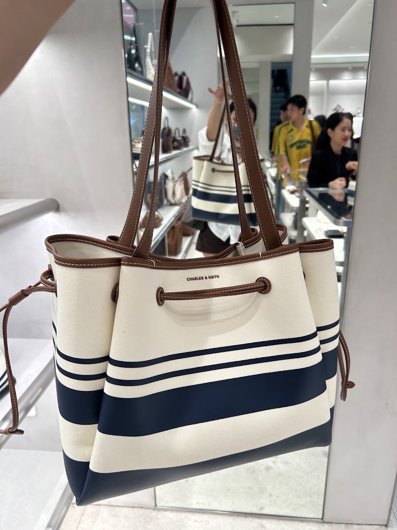 CHARLES & KEITH Vincom Dong Khoi - CHARLES & KEITH Vincom Dong Khoi, B1-03-05 Vincom, Đồng Khởi Lê Thánh Tôn, Street, Sài Gòn, Hồ Chí Minh 71000, Vietnam
