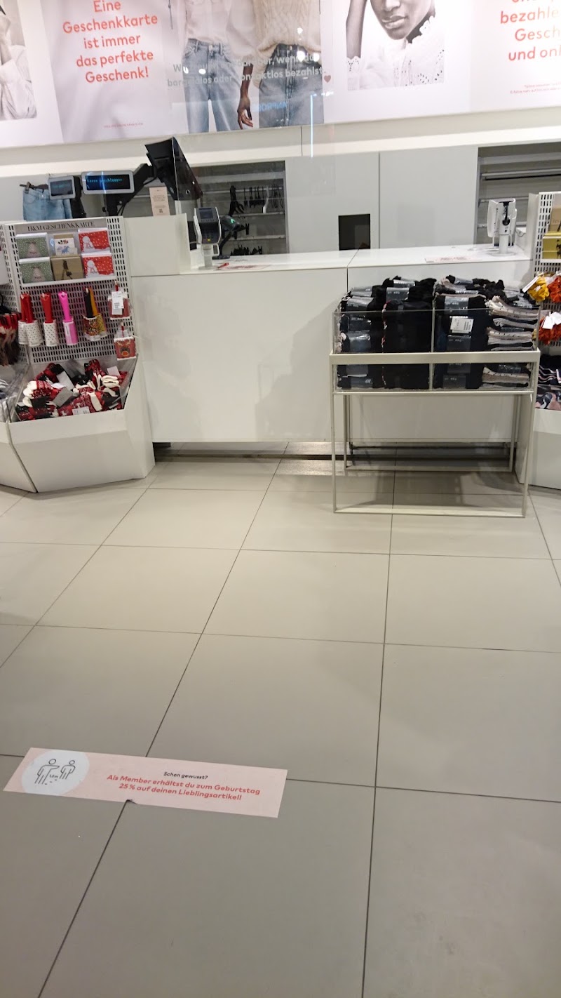 H&M - H&M Bahnhofstraße 12, 94032 Passau, Germany