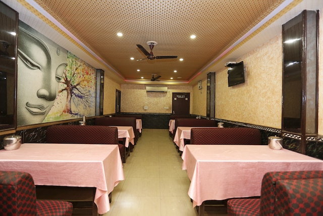 OYO 22507 Anjuman - OYO 22507 Anjuman, Hotel Anjuman Bye D2, 1, Bypass Rd, Professors Colony, Professors Colony, Ghatwasan, Kamla Nagar, Agra, Uttar Pradesh 282005, India
