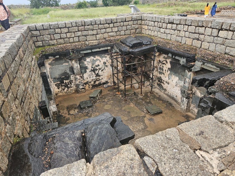 Underground Secret Chamber - Underground Secret Chamber, 8F89+8RW, Hampi, Kamalapura, Karnataka 583221, India