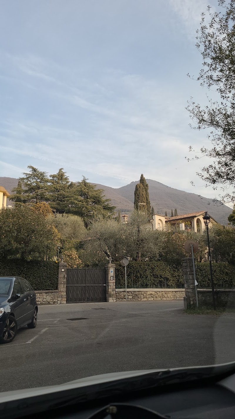 Parcheggio pubblico gratuito - Parcheggio pubblico gratuito Via dei Colli, 11, 25083 Gardone Riviera BS, Italy