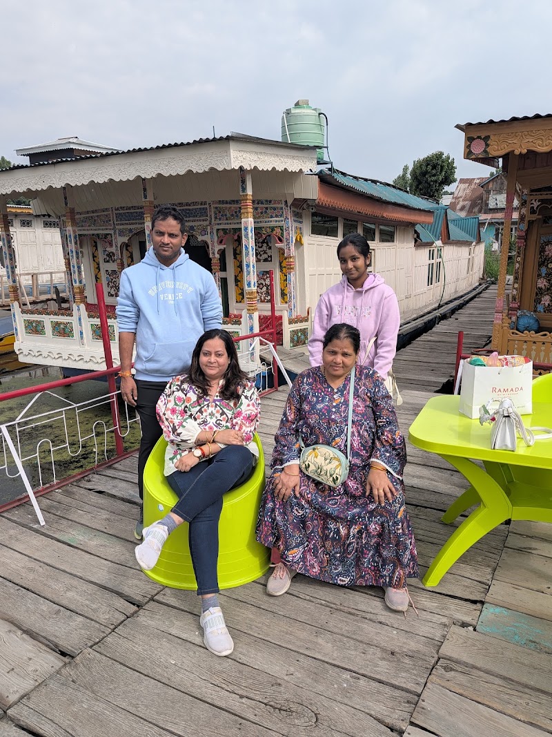 Buckingham group of houseboats - Buckingham group of houseboats, Ghat no 8, B opp park hotel, Boulevard Rd, Karapura, Rainawari, Srinagar, 190001
