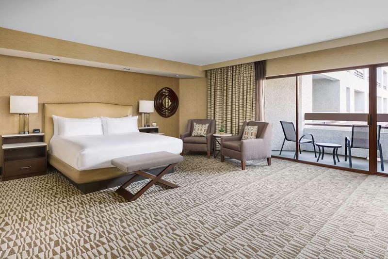 Hilton Phoenix Airport - Hilton Phoenix Airport, 2435 S 47th St, Phoenix, AZ 85034, USA