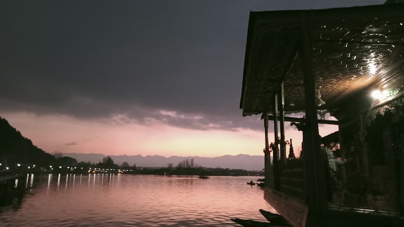 Houseboat Hilton Kashmir - Houseboat Hilton Kashmir Dal Lake, Gate No: 14, Karapura, Rainawari, Srinagar, 190001