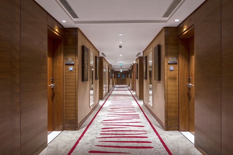 Holiday Inn Cochin, an IHG Hotel - Holiday Inn Cochin, an IHG Hotel, A Junction, 33/1739, National Highway Bypass, Chakkaraparambu, Vennala, Kochi, Keralam 682028, India