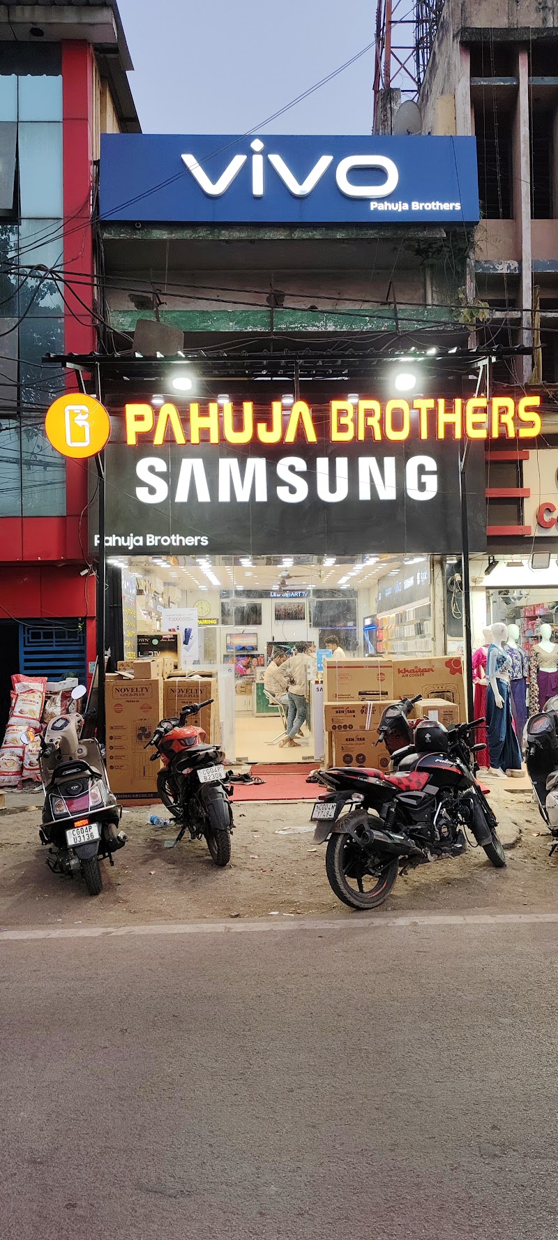 PAHUJA BROTHERS Mobile World - PAHUJA BROTHERS Mobile World near Jai Mata Di, Lakhe Nagar, Raipur, Chhattisgarh 492001, India