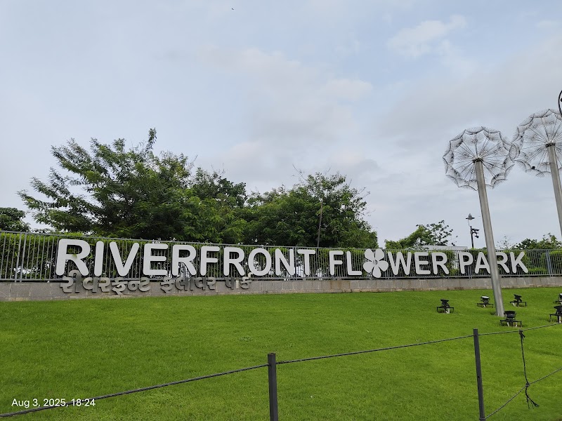Sabarmati Riverfront, Ellis Bridge - Sabarmati Riverfront, Ellis Bridge 2HCF+XRC, Sabarmati Riverfront Walkway W, Ellisbridge, Ahmedabad, Gujarat 380006, India
