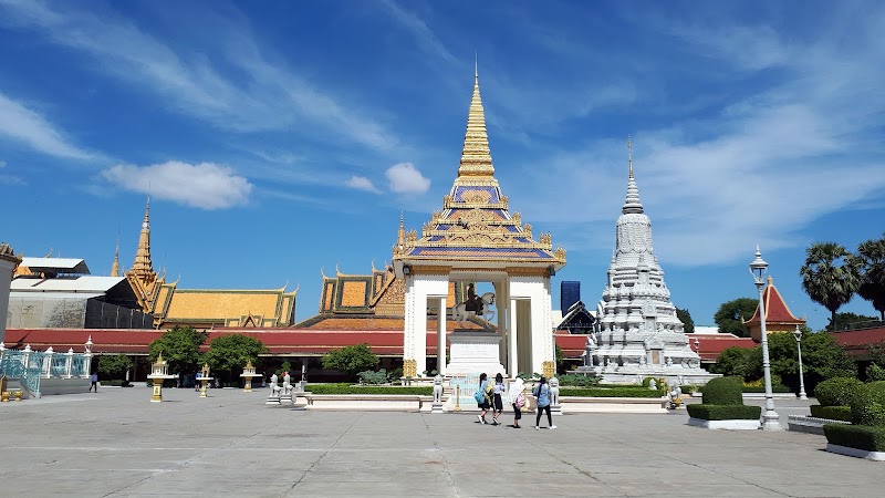 Royal Palace Park - Royal Palace Park, HW8J+3VX, Samdach Sothearos Blvd (3), Phnom Penh, Cambodia
