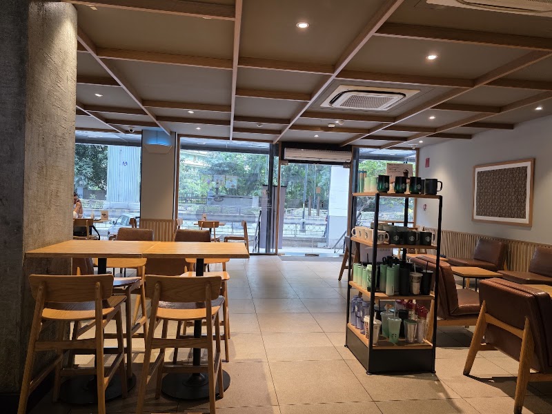 Starbucks - Starbucks Old No 42, Gf, Ramanashree Arcade, Kids Kemp, No 18, Mahatma Gandhi Rd, Craig Park Layout, Ashok Nagar, Bengaluru, Karnataka 560001, India