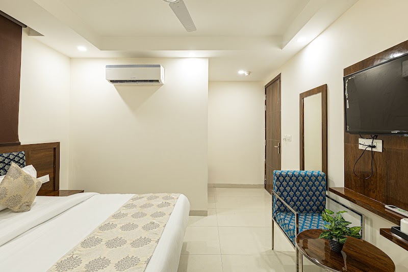 Hotel Emblem Suites By Denver - Hotel Emblem Suites By Denver Plot No.219-A, Mahipalpur NH, 8 KH 423, Road No. 6, Block RZ, Mahipalpur Village, Mahipalpur, New Delhi, Delhi 110037, India