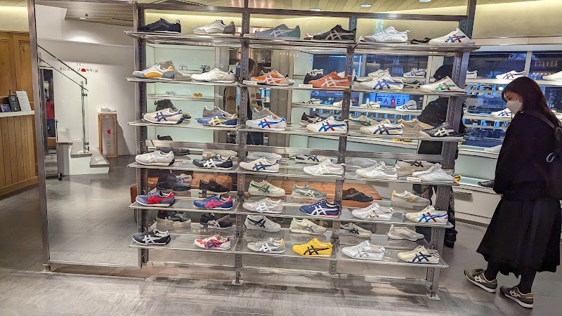 Onitsuka Tiger Shibuya - Onitsuka Tiger Shibuya, Japan, 〒150-0041 Tokyo, Shibuya, Jinnan, 1-chōme−21−３ 渋谷神南共同ビル 1・2Ｆ