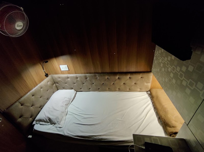 bedspace - bedspace Maidan 1st Cross Rd, opp. CLOCK TOWER, above Fathima Traders, Bhavathi, Hampankatta, Mangaluru, Karnataka 575001, India