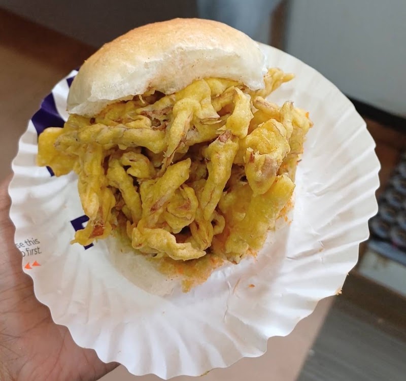 Laxman's Om Vada Pav - Laxman's Om Vada Pav, Shop no.6-7, Satikrupa shopping centre, Garodia Nagar, Ghatkopar East, Mumbai, Maharashtra 400077, India