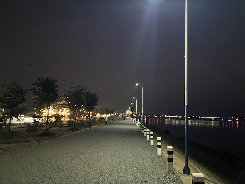 Riverside Park - Riverside Park, 4R72+CC5, Pakse, Laos
