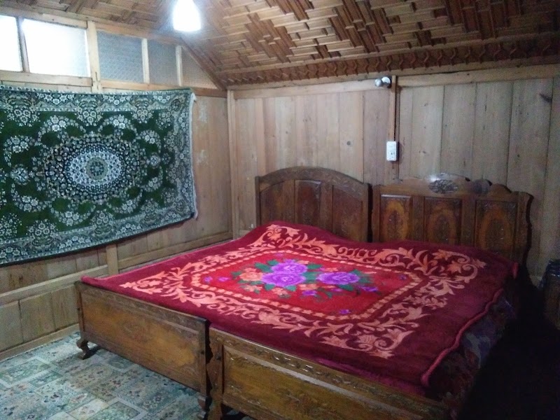 Holiday Inn Group of Houseboat - Holiday Inn Group of Houseboat, Ghat No 14, Karapura, Dal Lake, Srinagar, 190001