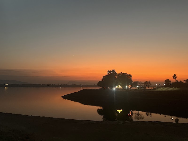 Riverside Park - Riverside Park, 4R72+CC5, Pakse, Laos
