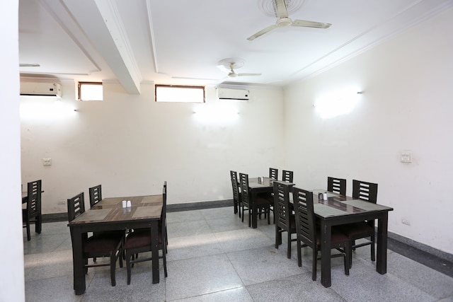 Super OYO Diamond Stays Near ISKCON Temple Noida - Super OYO Diamond Stays Near ISKCON Temple Noida H 57, H57, Sector 51, Noida, Uttar Pradesh 201303, India