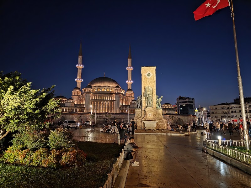Taksim Square - Taksim Square, Kocatepe, Tak-ı Zafer Cd., 34435 Beyoğlu/İstanbul, Türkiye