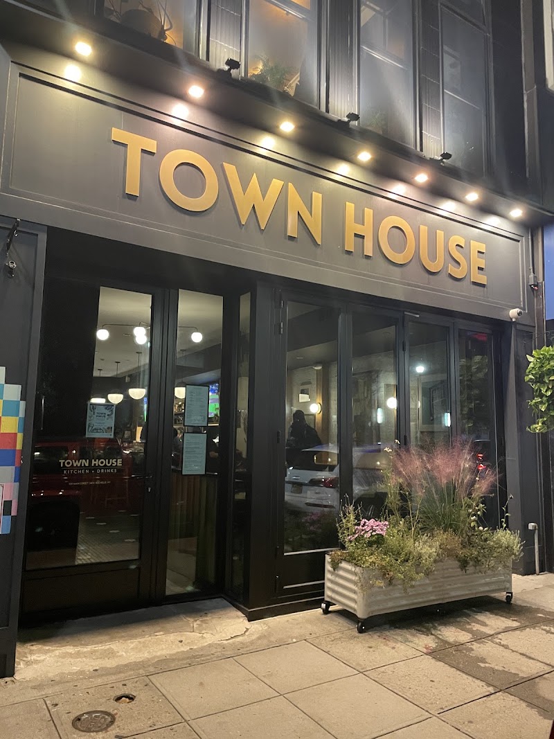 Town House Kitchen + Drinks - Town House Kitchen + Drinks 559 Main St, New Rochelle, NY 10801, USA