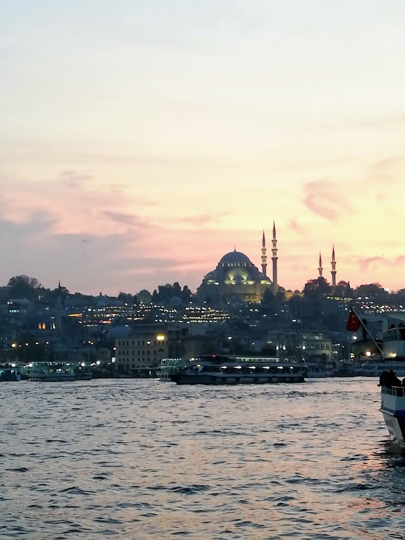 Galata Akın Balıkçısı - Galata Akın Balıkçısı, Arap Cami, Fermeneciler Cd. No:35, 34421 Beyoğlu/İstanbul, Türkiye