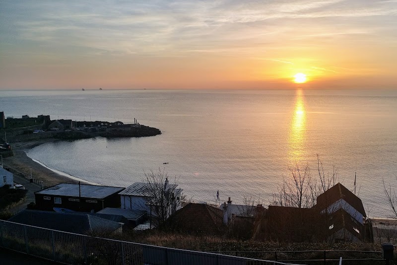 Kinghorn Beach - Kinghorn Beach, 1 St James Pl, Kinghorn, Burntisland KY3 9SU, UK
