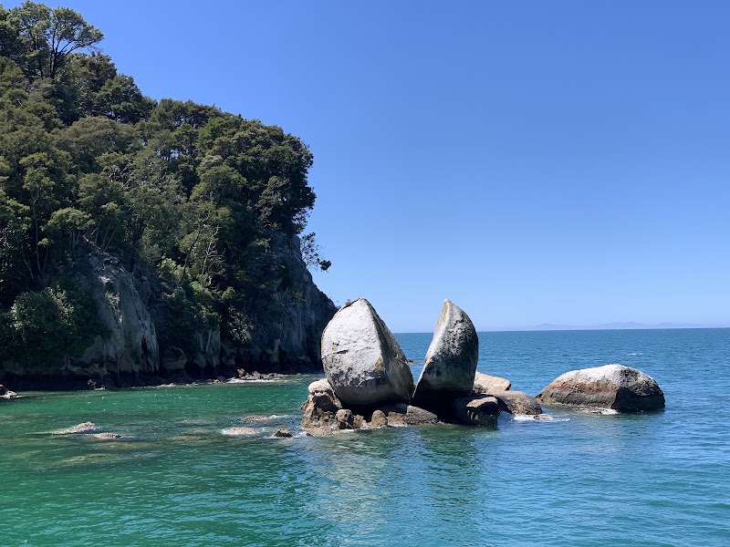 Split Apple Rock - Split Apple Rock, Moonraker Way, Kaiteriteri 7197, New Zealand