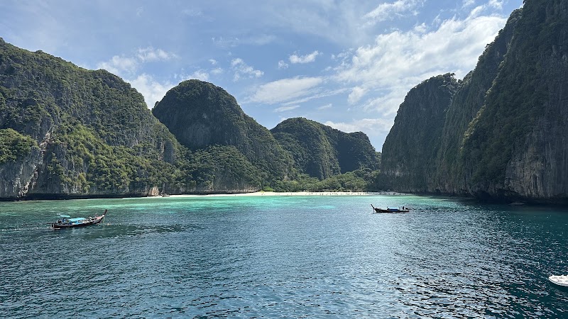 Phuket Dive Center - Phuket Dive Center เลขที่ 3 หมู่ 8 Thanon Chao Fah Tawan Tok, Tambon Chalong, Amphoe Mueang Phuket, Chang Wat Phuket 83130, Thailand
