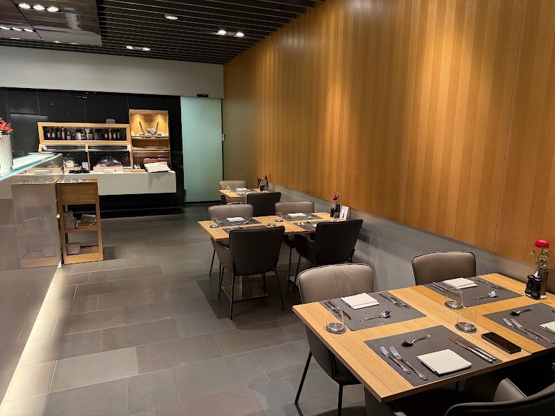 Lufthansa First Class Lounge B (Non-Schengen)