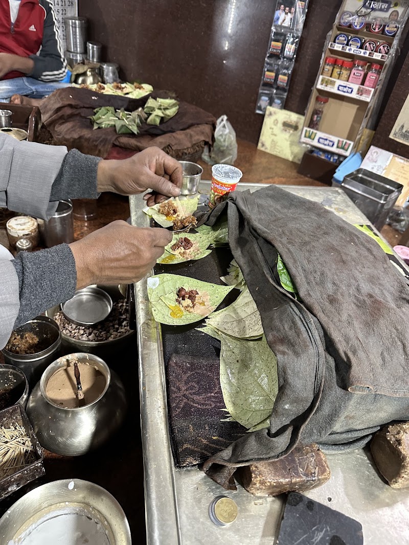 Keshav Tambul Bhandar - Keshav Tambul Bhandar 72J3+H82, Lanka Rd, Near Ravidas Gate, Anandbagh, Lanka, Varanasi, Uttar Pradesh 221005, India