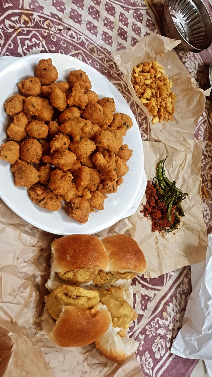 Famous Katkar Vada Pav - Famous Katkar Vada Pav, SP Road, 13th Ln, near Shiv Sena Shakha, Dalal Estate, Nagpada, Mumbai, Maharashtra 400008, India