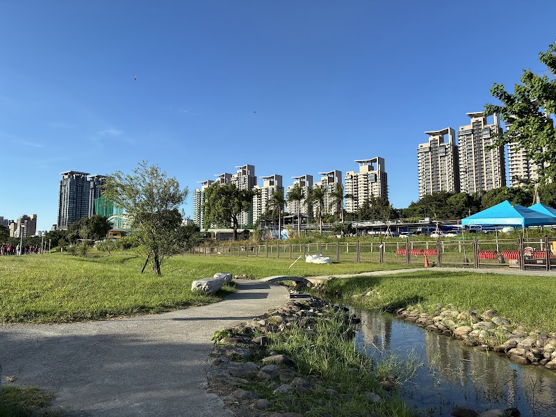 Qinqing Riverside Park