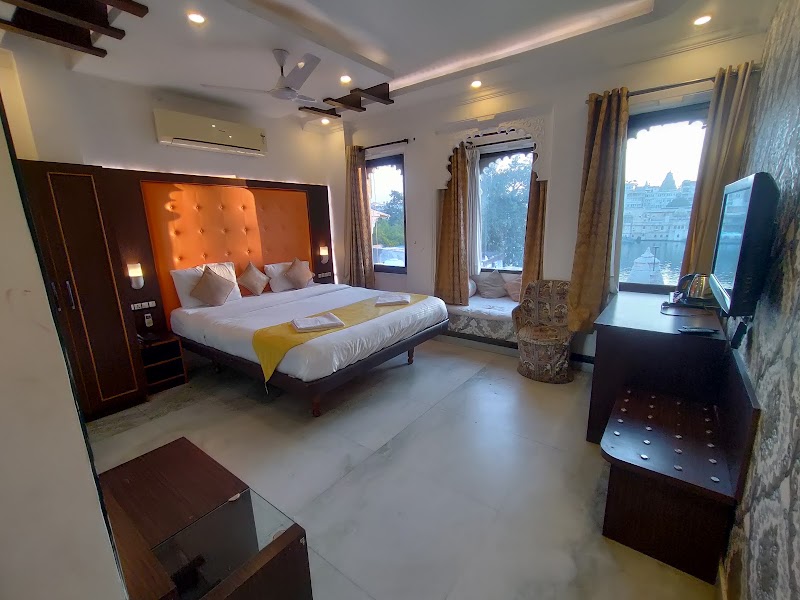 Hotel Mandiram Palace - Hotel Mandiram Palace, Hanuman Ghat Road 71, Panchdevri, Tripura, Ambamata, Udaipur, Rajasthan 313004, India