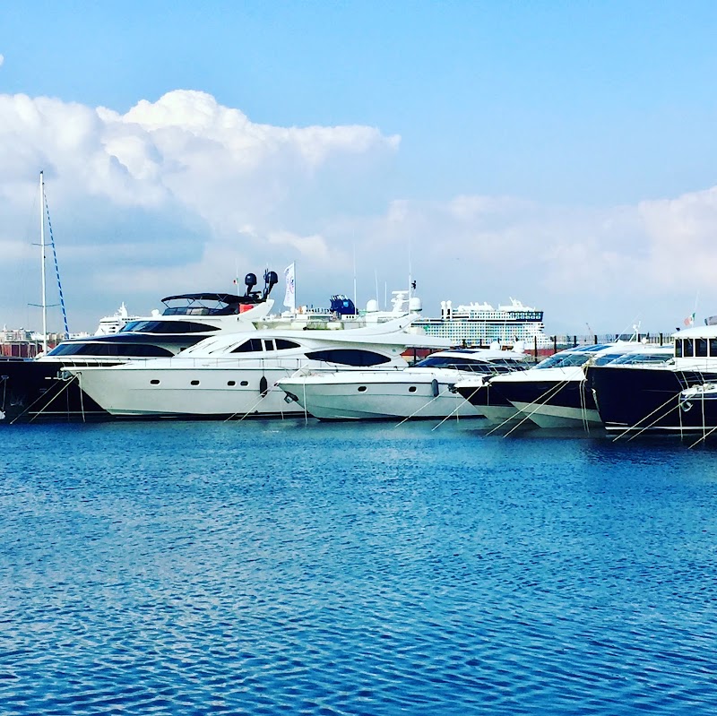 Powerboat Italia - Powerboat Italia, al Borgo Marinari, Via Eldorado, 80132 Napoli NA, Italy