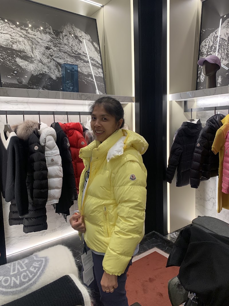Moncler - Moncler Dis Hatlar Gids Kati, Gümrüksüz Satış Mağazası, Tayakadin Mahallsi, Term.Caddesi No 1 No F6-20, 34283 Arnavutköy/İstanbul, Türkiye