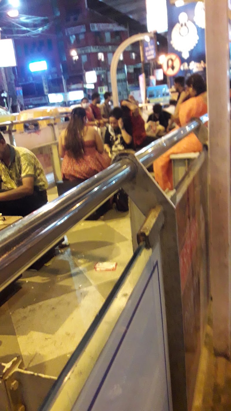 Gariahat Market - Gariahat Market, Fern Pl, Gariahat Market, Ballygunge Gardens, Gariahat, Kolkata, West Bengal 700019, India