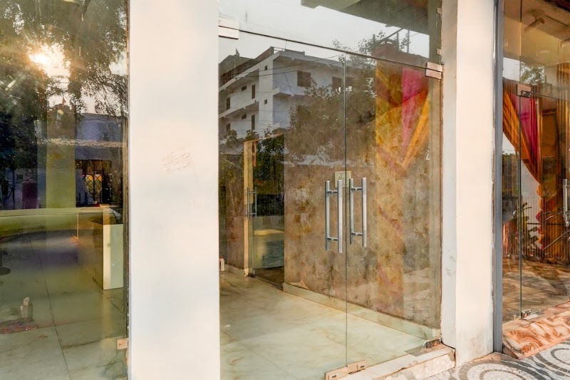 Collection O by OYO Vasundhara Enclave Delhi - Collection O by OYO Vasundhara Enclave Delhi Plot Number 1, Plot no. 1, Dallupura Road, Timber Market, Noida Rd, opposite Shani Dev Mandir, near Maharaj Agrasen College, Harijan Basti, Dallupura, Delhi, Noida, Uttar Pradesh 201301, India