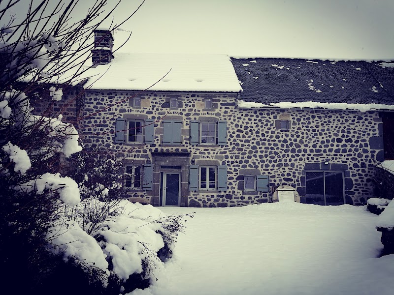 Gîte de la Fontaine 1842 - Gîte de la Fontaine 1842 3 Rue de l'Église, 15170 Neussargues, France