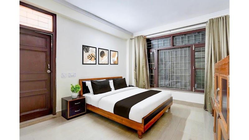 Townhouse by OYO Mall Road Near Library Chowk