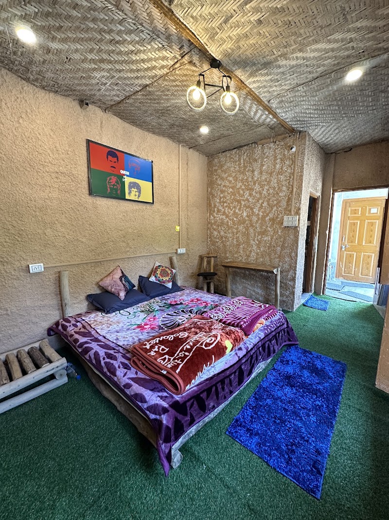 Circle Square Cafe - Circle Square Cafe Soma Rupa, beside Lazy Monk, Katagla Village, Kasol, Himachal Pradesh 175105, India