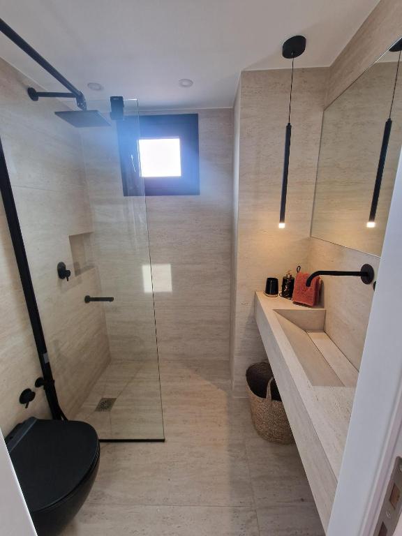 Athens Center Apartment with Private Jacuzzi - Athens Center Apartment with Private Jacuzzi, Mezonos 42, Athina 104 38, Greece