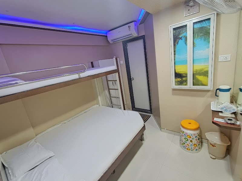 Nice Guest House - Nice Guest House First Floor, Samarth Complex, Bandu Gore Marg, opp. B.M.C. Bhaji Market, Jawahar Nagar, Goregaon West, Mumbai, Maharashtra 400104, India
