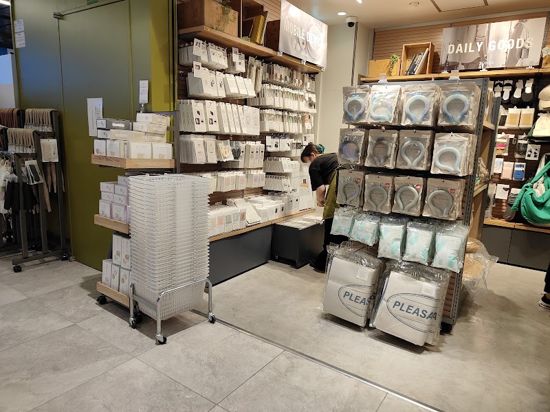 3COINSstation Shinjuku Station south exit shop - 3COINSstation Shinjuku Station south exit shop Japan, 〒160-0022 Tokyo, Shinjuku City, Shinjuku, 3-chōme−38−２ ＪＲ新宿構内 南改札内