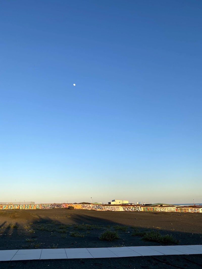 Spiaggia libera Bianca - L’Amanusa Beach - Spiaggia libera Bianca - L’Amanusa Beach, Lungomare Amerigo Vespucci, 144, 00122 Lido di Ostia RM, Italy