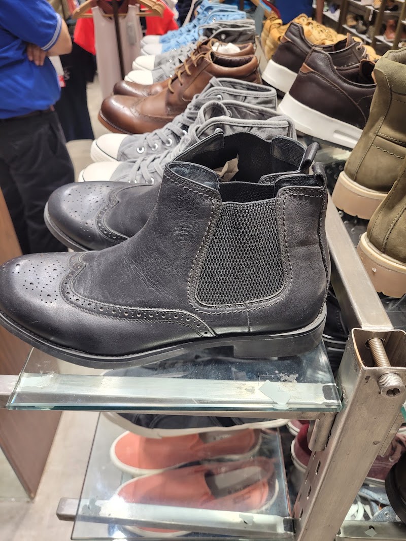 Sector 17 Plaza - Sector 17 Plaza, PQRJ+6R8, Shopping Plaza, 17E, Sector 17, Chandigarh, 160017, India