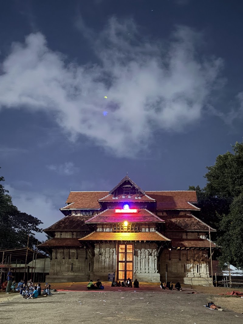 Sree Vadakkumnathan Temple - Sree Vadakkumnathan Temple Swaraj Round N, Kuruppam, Thekkinkadu Maidan, Thrissur, Kerala 680001, India